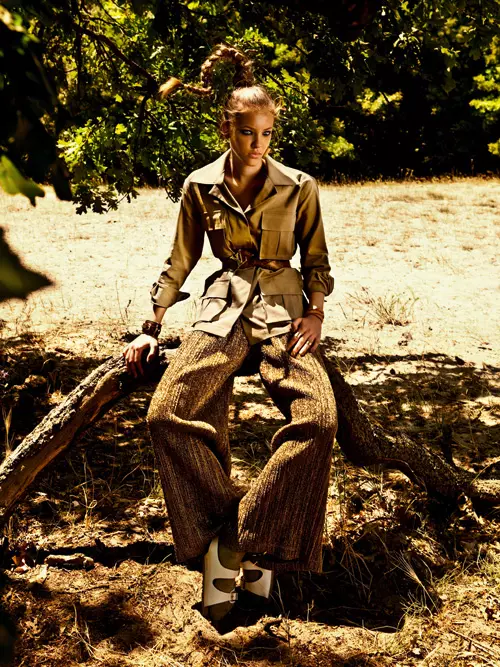 Parka din bumbac, PNK Casual, 224,50 lei, pantaloni din lurex, H&M, 149 lei, curea din piele, Louis Vuitton, 1.560 lei, sosete din bumbac, Calzedonia, 25 lei si sandale din piele, Birkenstock, cu pretul la cerere, farmaciile Help Net.