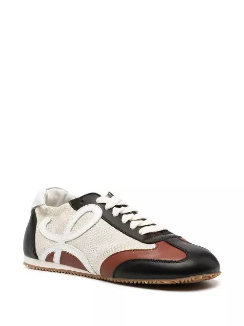 Pantofi sport, Loewe, 561 euro, www.farfetch.com