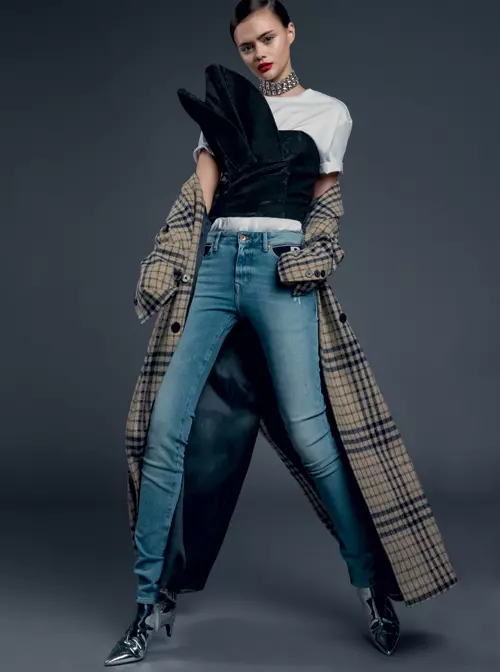 Tricou din bumbac, 49,90 lei si jeansi, 159 lei, ambele H&M; bustiera din lurex, Maria Marinescu, 715 lei, magazinul Molecule-F, www.molecule-f.com; palton din stofa de lana, Mango, 499,90 lei, www.departmentstore.ro; colier rodinat cu cristale Swarovski, Tria Alfa, 950 lei si botine metalice, Zara, 199,90 lei.