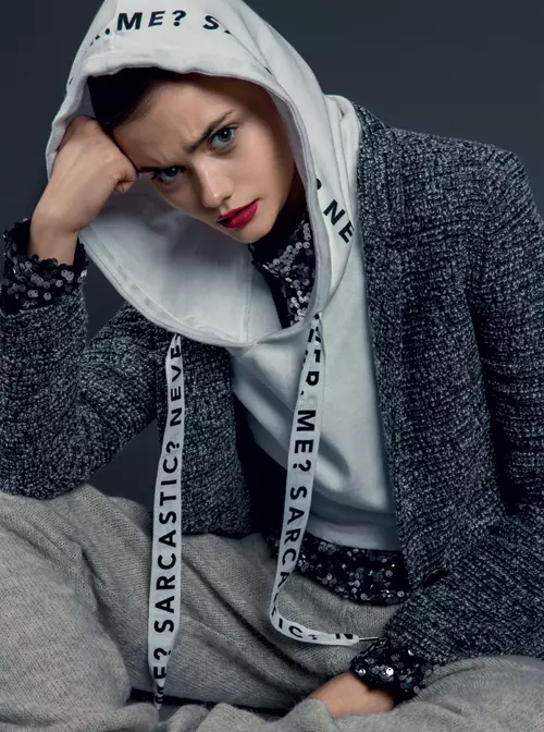 Maleta din paiete, 159 lei si pantaloni tricotati, 129 lei, ambele H&M; hanorac din bumbac, Mango, cu pretul la cerere, www.answear.ro, si jacheta din tweed, Styland, 1.695 lei, www.styland.ro.