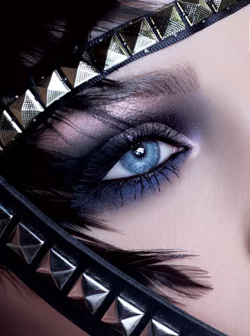 Machiajul smokey eyes realizat cu negru si imbogatit cu tonuri de albastru si lila iti faureste o privire care hipnotizeaza si seduce. Cu ajutorul unei pensule, aplica un fard negru pe pleoapa inferioara si pe cea superioara pina la arcada. Pentru a oferi privirii mai multa luminozitate alege un pigment sidefat lila si fardeaza-ti zona de sub sprincene si coltul interior al ochilor, estompind usor culoarea spre jumatatea interna a pleoapei. Apoi traseaza un contur albastru electric sub pleoapa inferioara si incheie cu doua straturi de mascara aplicate cu miscari in zigzag. 