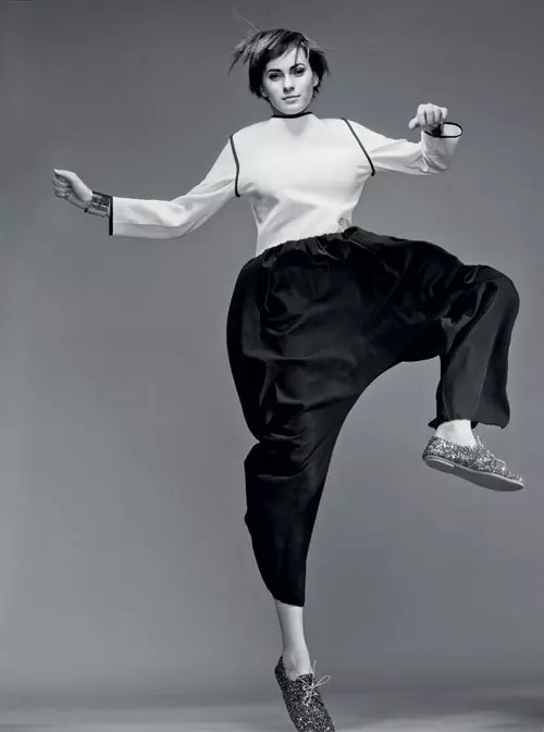 SALOPETA: Salopeta cu rezerve gansate din voal negru de lina si lina, twenty(2)too, 642 euro, preview exclusiv pentru ELLE; pantofi din material textil, Anniel, 285 lei, magazinul Hobirama; bratara metalica, 19,90 lei, si bratara din piele, 39,90 lei, ambele H&M.