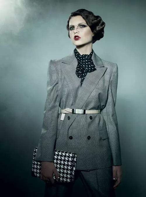 Sacou din lina, 4.725 lei, pantaloni din lina, 2.315 lei, camasa din matase, 2.552 lei, si clutch din piele, 3.544 lei, toate Salvatore Ferragamo, si curea din piele, Brioni, 1.120 lei, toate magazinul Casa Frumoasa.