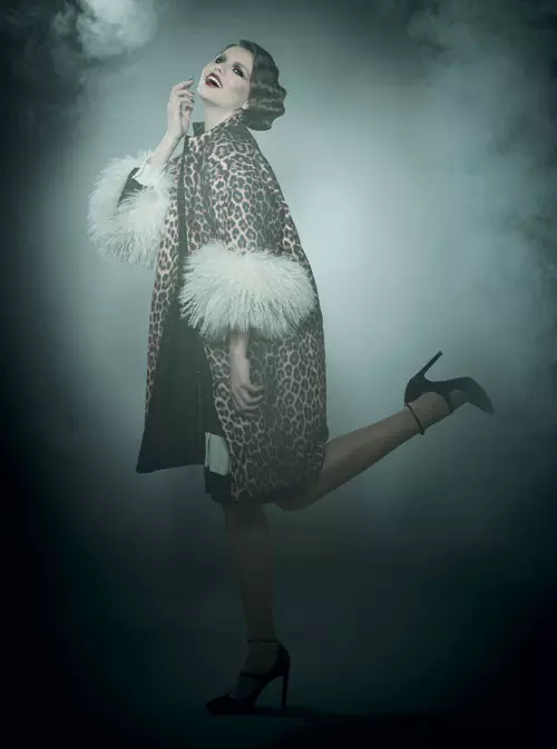 Rochie din matase, 7.700  lei, si pantofi din catifea, 2.400 lei, ambele Moschino; mantou din catifea si blana, Venera Arapu, 3.130 lei, The Place Concept Store.