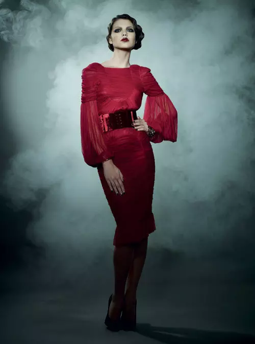 Rochie din tul si catifea, Tom Ford, 23.831 lei, si pantofi din piele, acoperiti integral cu cristale naturale, 5.623 lei, ambele magazinul Casa Frumoasa; bratara din otel inoxidabil, Roberto Cavalli, 1.369 lei, magazinul Victoria 46.