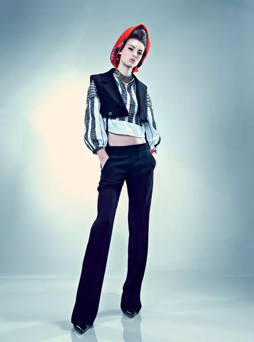 Ie din bumbac, 270 lei, si batic din bumbac, 150 lei, ambele Muzeul Taranului Roman; pantaloni din matase, Alexander McQueen, 3.399 lei, magazinul Victoria 46 si www.victoriaonline.ro; vesta din stofa de lana, Alexander Wang, 2.415 lei, The Place Concept Store.