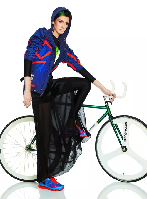 Rochie din matase, BCBGMaxAzria, 2.669 lei; bustiera din spandex, 169 lei, si bascheti,  899 lei, ambele Nike; salopeta din lurex, Dimensione Danza, 290 lei; jacheta din bumbac  organic si poliester reciclat, H&M pentru Brick Lane Bikes, 229 lei si bicicleta, Brick  Lane Bikes pentru H&M.