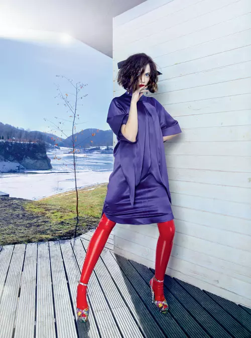 Rochie din matase, Givenchy, cu pretul la cerere, si sandale din piele, Jimmy Choo, 3.863 lei, ambele magazinul Victoria 46; ciorapi din latex, 102 euro, www.atsukokudo.com; cercei din otel inoxidabil si cristale naturale, Louis Vuitton, 2.950 lei; funda din matase (pe cap), Gabriela Dumitran Millinery Atelier, cu pretul la cerere.