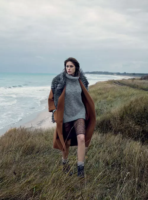 Rochie din dantela, Agent Provocateur, 4.319 lei, magazinul Victoria 46; pulover din lana, H&M, 129 lei; palton din casmir si lana, Max Mara, 5.870 lei; etola din blana de vulpe, 4.990 lei, Païsi; bocanci din piele, Dr. Martens, 479 lei, magazinul Office Shoes.