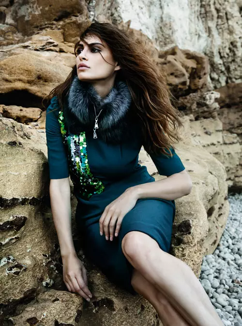Rochie din lana cu broderie de paiete, guler cu fermoar dublu din blana de vulpe  si matase, 11.250 lei, ambele Louis Vuitton.