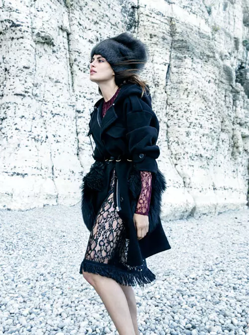 Parka din lana si casmir cu fermoar si buzunare oversized din blana de vulpe, rochie din dantela cu maneci lungi si franjuri, guler din blana de vulpe purtat pe cap,  9.000 lei, toate Louis Vuitton.