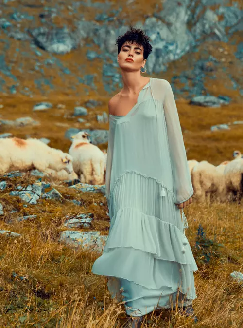 Rochie din matase, Chloe, disponibila prin The PlaceX, si cizme din piele, Brunello Cucinelli.