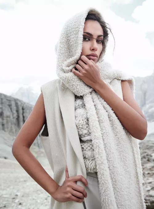 Top din casmir, culottes din matase, vesta din casmir, sal din casmir si bocanci din piele, toate Brunello Cucinelli.