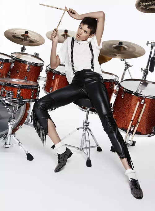 Pantaloni din piele, 12.520 lei, si tricou din bumbac, 1.540 lei, ambele Saint Laurent, magazinul Mengotti; bretele din piele cu aplicatii metalice, Manokhi, 800 lei; pantofi din piele, Saint Laurent, 770 lei, magazinul Dwome.