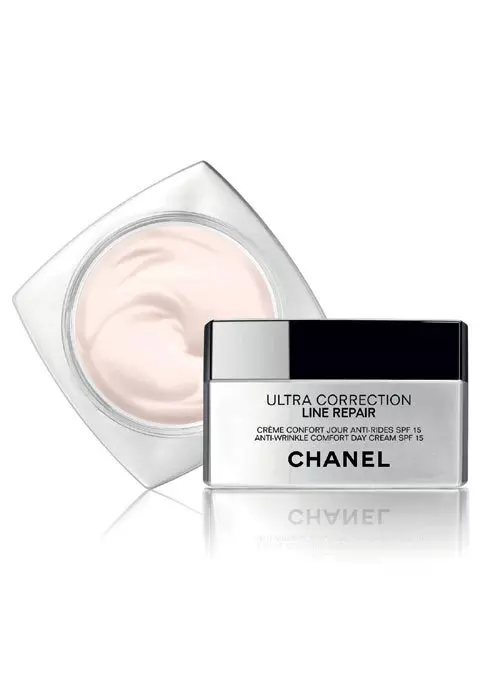 Chanel, Ultra Correction Line Repair, crema confort de zi antirid, cu SPF 15 si imbogatita cu agenti de hidratare, reduce liniile fine si ridurile si ofera fermitate tenului, 463 lei.