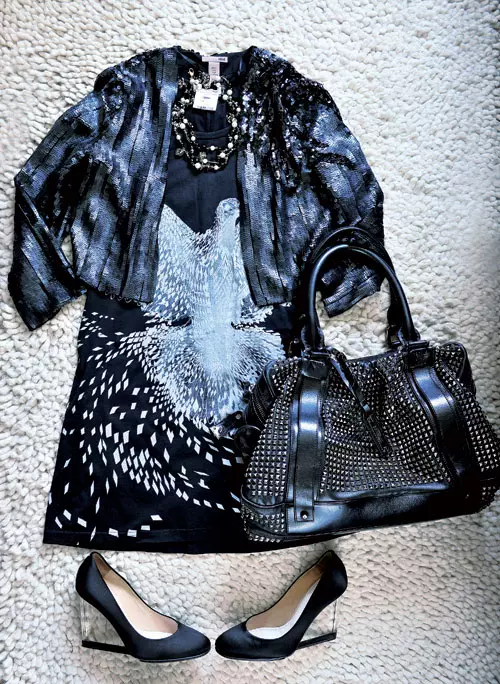 Blazer H&M; maiou,Givenchy; colier, Chanel; geanta,Burberry; pantofi, Maison Martin Margiela