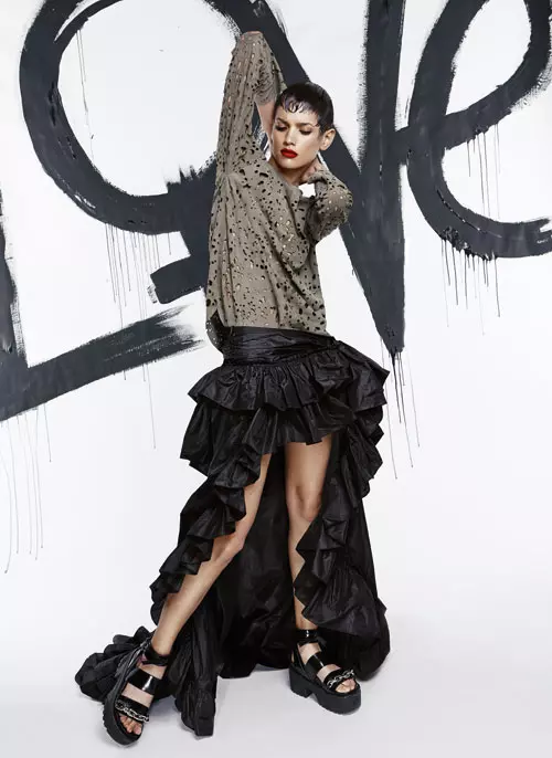 Bluza din piele velur cu perforatii, 13.400 lei, si fusta din tafta, 10.100 lei, ambele Roberto Cavalli; sandale din piele lacuita cu aplicatii metalice, Louis Vuitton, cu pretul la cerere.¬