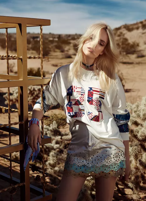 Bluza din bumbac, fusta din piele, choker din piele si metal, esarfa din bumbac, toate Hilfiger Collection.