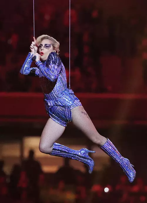 Lady Gaga, in timpul concertului sustinul la Super Bowl