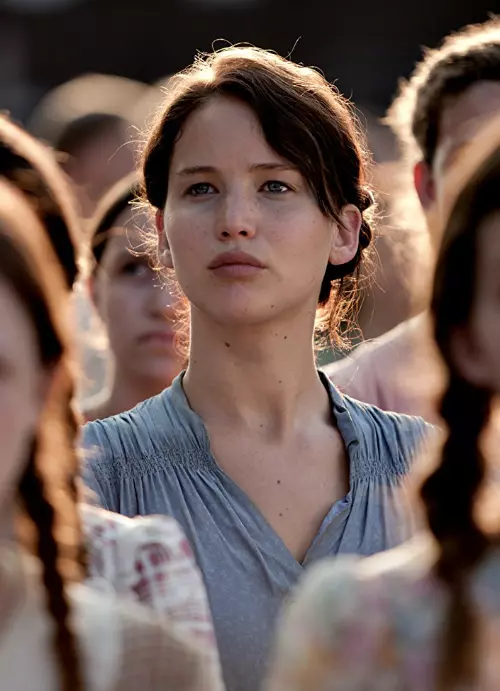 Katniss Everdeen (Jennifer Lawrence) în seria `The Hunger Games` 2012-2015