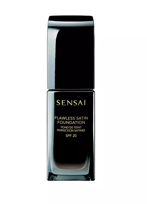 Fond de ten Flawless Satin Foundation, Sensai, 269 lei, in magazinele Douglas