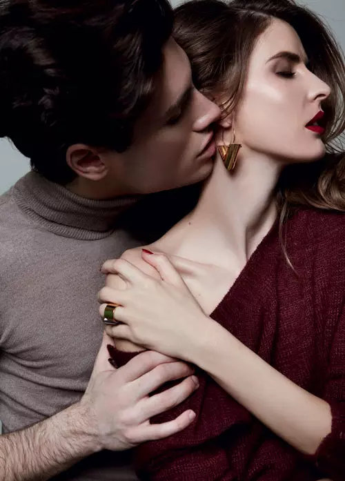 Pedro – maleta din casmir, Brunello Cucinelli, 2.080 lei. Anca – pulover din lana, Prada, 2.500 lei, magazinul Mengotti; cercei din otel inoxidabil, 2.010 lei, si inel din otel inoxidabil, 1.280 lei, ambele Louis Vuitton.