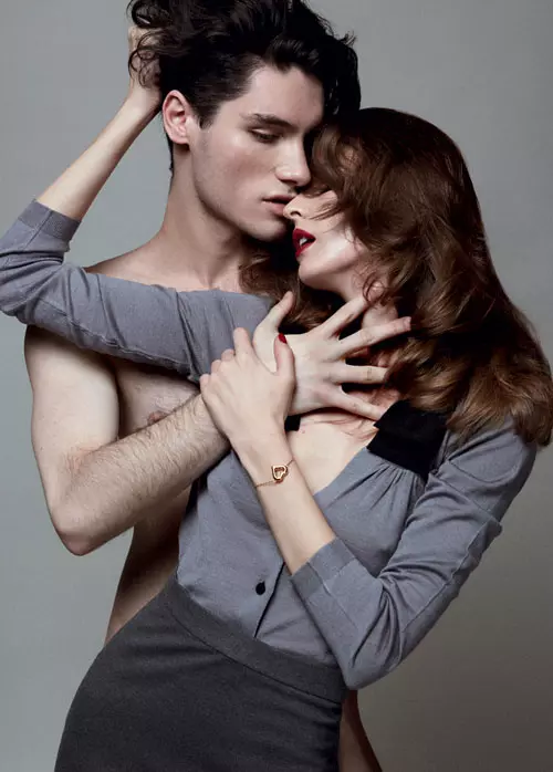 Anca – fusta din stofa de lana, Ermanno Scervino, 2.148 lei; pulover din lana, Prada, 1.370 lei, magazinul Mengotti; bratara din otel inoxidabil, Louis Vuitton, 1.370 lei.