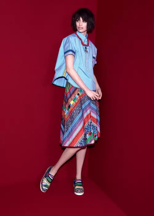 Camasa si fusta, ambele din bumbac cu broderii, tenisi din piele si colier cu pietre colorate si ciucuri din matase, toate Tommy Hilfiger.