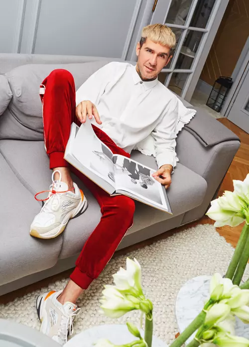 Sorin poartă cămașă I’m Brian, pantaloni Zara și pantofi sport Nike X Off -White.