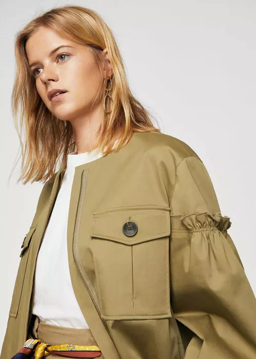 Jacheta cu maneci bufante – iti recomand sa o cumperi fix in aceasta nuanta de kaki si sa o porti cu jeansii tai favoriti, pentru un look mereu actual.