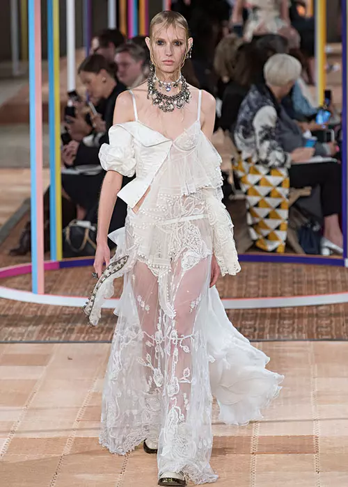 Eterna rochie albă