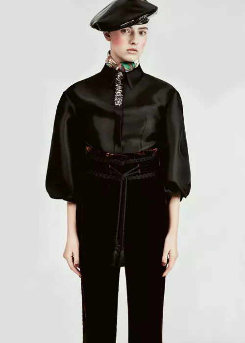 Cămașă din organza cu aplicații metalice, cu prețul la cerere, și pantaloni din catifea, 4.200 lei, ambele Phi-losophy di Lorenzo Serafini, magazinul Distinto Couture, eșarfă din mătase, Burberry, 1.605 lei, și bască din piele lăcuită, Zara, 79 lei.