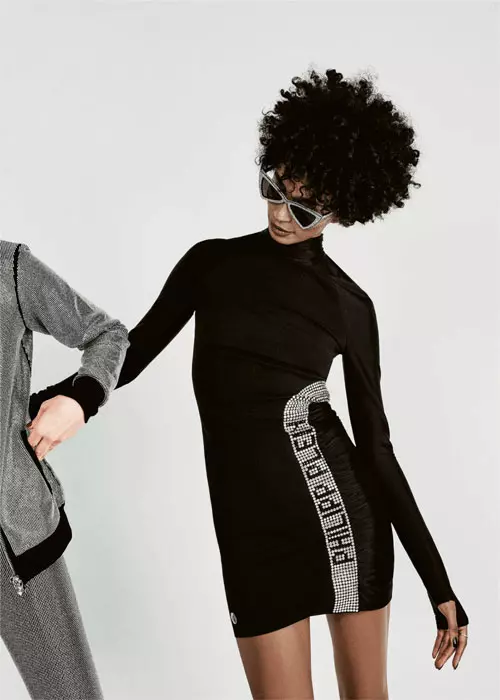 Genet poartă rochie din elastan cu aplicații metalice, Philipp Plein, 8.319 lei, ochelari de soare, Saint Lau-rent, cu prețul la cerere, www.koptic.ro, și inel din argint, Pandora, 549 lei. Maria poartă jachetă din bum-bac cu aplicații metalice, 9.499 lei, și pantaloni din bumbac cu aplicații metalice, 4.749 lei, ambele Philipp Plein.