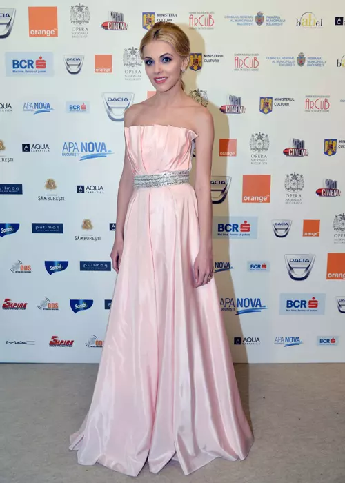 Andreea Ibacka (rochie Deea Buzdugan)