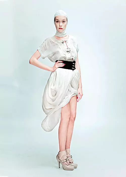 Rochie din voal de matase cu dantela, 880 lei, fusta din voal de matase, 960 lei, ambele Ana Alexe; botine din piele, Mihaela Glavan, 650 lei, magazinul Sepala; curea din piele si material textil, Fendi, 195 euro, magazinul Mengotti; cagula din bumbac, 89 lei, Florin Dobre.