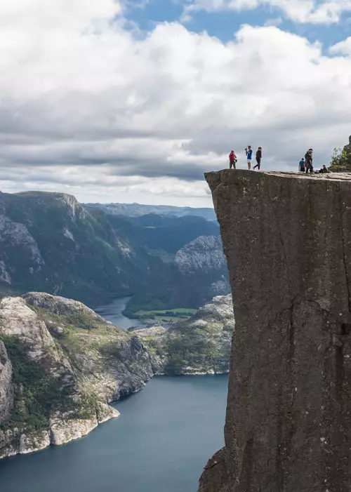 Fa o poza de pe marginea stancii Pulpit Rock in Lysefjorden, Norvegia