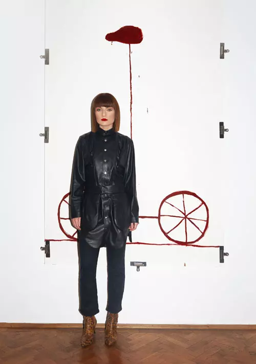 Alexandra poartă cămașă și brâu din piele, Zarug, jeans și botine, ambele H&M.