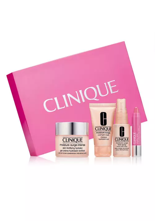 Set pentru îngrijirea tenului Moisture Surge Delux, Clinique, 229 lei (conține Moisture Surge Overnight Masque - mască hidratantă de noapte (30 ml); Moisture Surge Face Spray - spray hidratant pentru față (30 ml); Moisture Surge 72-Hour Auto-replenishing Hydrator (50 ml); Chubby Stick Moisturizing Lip Colour Balm - balsam de buze (1.2 g).)