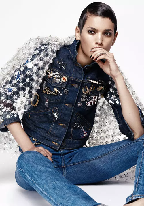 Jacheta din denim cu insigne aplicate, 3.359 lei, si pantaloni din denim, 2.419 lei, ambele Marc Jacobs, magazinul Sport Couture; jacheta din plastic cu aplicatii din cristale, Cristina Savulescu, cu pretul la cerere.