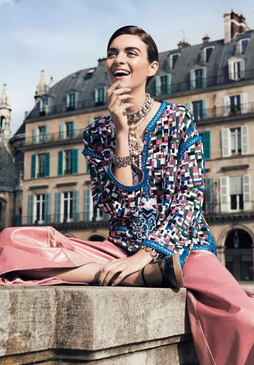 Pulover din bumbac si viscoza, pantaloni din piele, bijuterii din otel, perle si cristale, toate Chanel, din colectia Cruise 2015/2016 – Seoul.