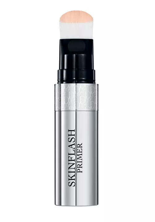 Christian Dior, SkinFlash Primer Booster, o baza de machiaj care ofera tenului  luminozitate si acopera imperfectiunile, 213 lei.