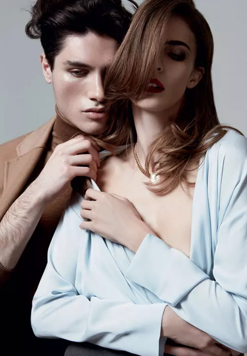 Pedro – maleta din lana, 984 lei, si palton din lana, 8.792 lei, ambele Emporio Armani. Anca – camasa din matase, Vionnet, 3.099 lei si colier din otel inoxidabil, Louis Vuitton, 2.010 lei.