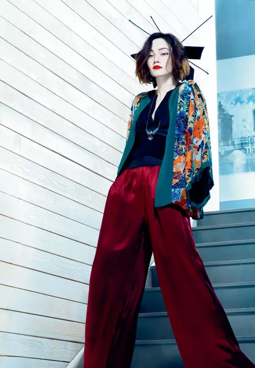 Blazer din matase, Zara, 399 lei; camasa din matase, H&M, 229 lei; colier din otel inoxidabil si cristale naturale, Roberto Cavalli, 2.700 lei; pantaloni din matase, Portobello, cu pretul la cerere, accesorii pentru par si funda din matase, Gabriela Dumitran Millinery Atelier, cu pretul la cerere.