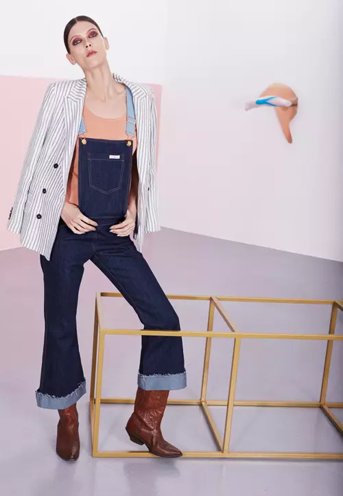 Blazer din in, 808 lei, si maiou din bumbac, 149 lei, ambele Gerard Darel;  salopeta din jeans, Natasha Zinko, 989 euro, www.stylebop.com; ciocate din piele, vintage.