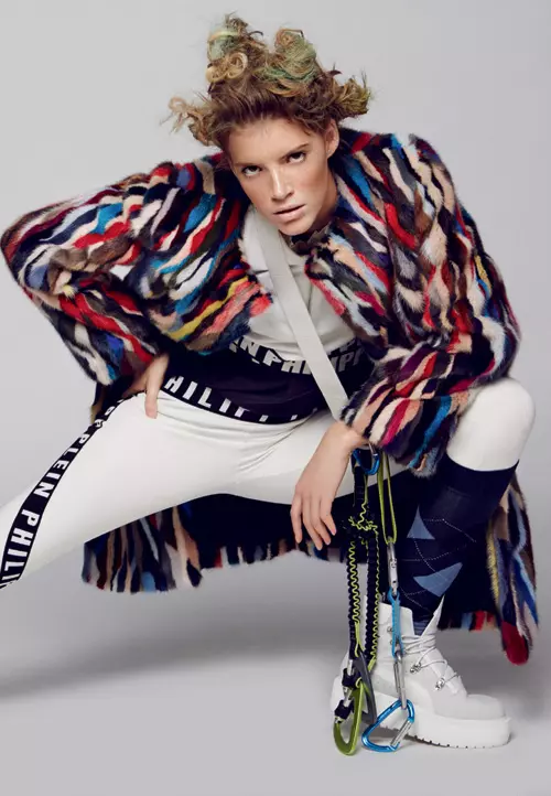 Top si colanti din bumbac cu insertii elastice si jacheta din blana, toate Phillip Plein; bluza din lana, Gerard Darel, 704 lei; si accesorii de alpinism, toate Decathlon.