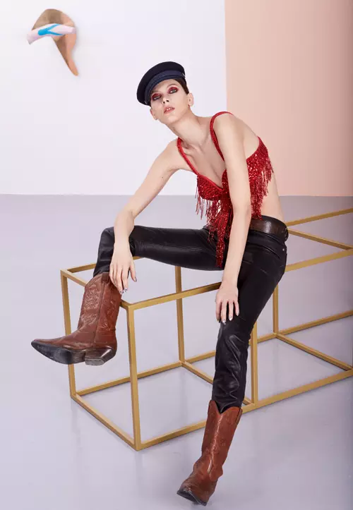 Pantaloni din piele, 2.998 lei, si sapca din denim, 296 lei, ambele Diesel; curea din piele, Dsquared2, 310 lei, magazinul Dwome; top din paiete, vintage; ciocate din piele, vintage.
