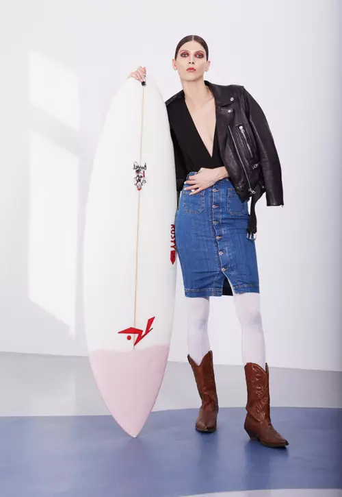 Jacheta din piele, Acne Studios, 5.786 lei, magazinul The Place X; fusta din jeans, Dsquared2, 1.700 lei, magazinul Mengotti; body din viscoza, Zara,  129 lei; ciocate din piele, vintage;