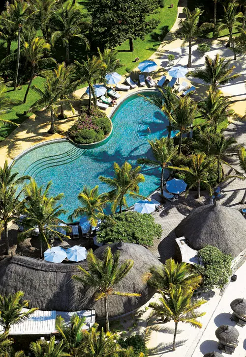 Gradina si piscina hotelului Belle Mare Plage