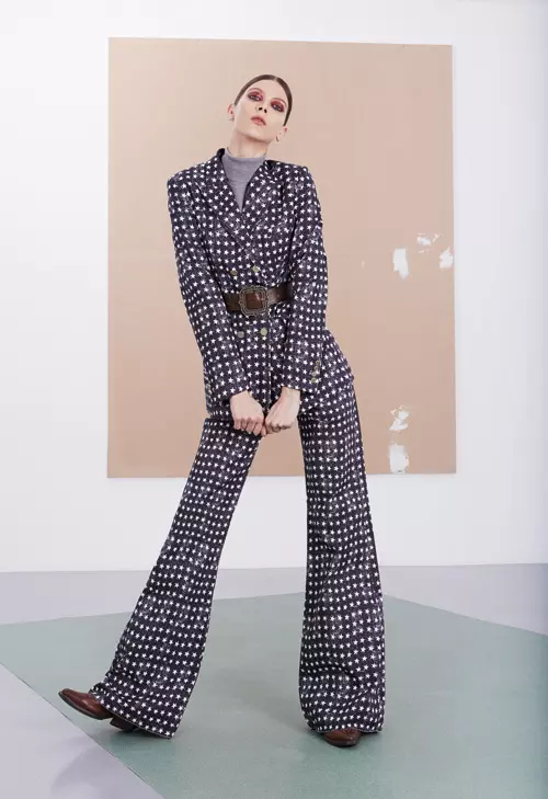 Maleta din casmir, 588 lei, Gerard Darel; blazer din bumbac, 3.140 lei, si pantaloni din bumbac, 1.960 lei, magazinul Max Mara; curea din piele, Dsquared2, 310 lei, magazinul Dwome; ciocate din piele, vintage.