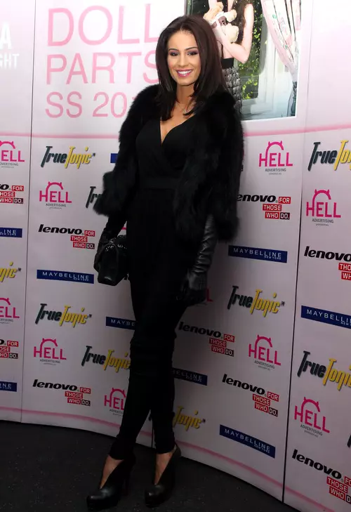 Geanina Ilies - salopeta D&G, capa blana, botine Chistian Louboutin, manusi piele Musette, geanta Chanel